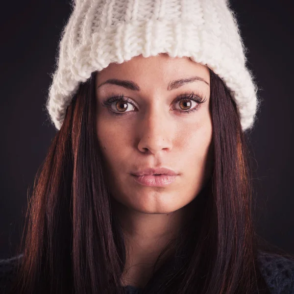 Hermosa Mujer Joven Con Sombrero Lana Estudio Cerca Retrato Sobre —  Fotos de Stock