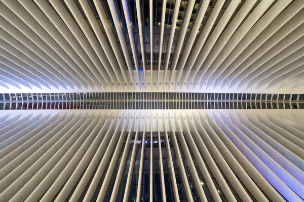 ニューヨーク 2020年2月 Oculusインテリアビューワンワールドトレードセンターパス駅の天井の詳細 建築家で技術者のサンティアゴ カラトラバが設計しました — ストック写真