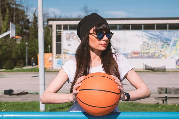 Молодая Случайная Женщина Портрет Проведение Баскетбольный Мяч Открытом Воздухе Солнечный — стоковое фото