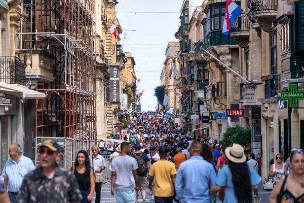 Valletta Malta Wrzesień 2019 Ludzie Spacerujący Centrum Miasta — Zdjęcie stockowe