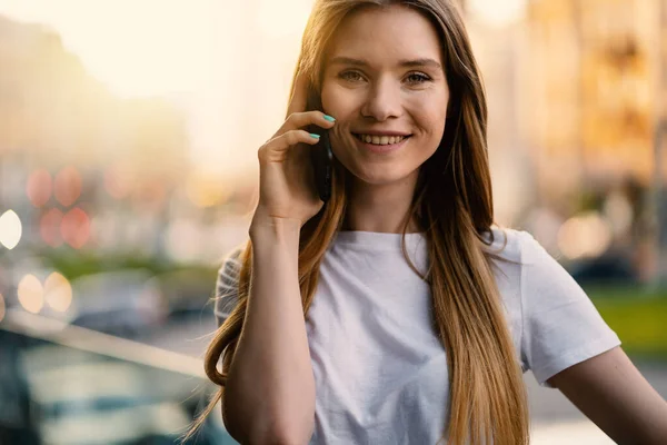 Atractivo Joven Mujer Sonriente Retrato Aire Libre Hablando Por Teléfono — Foto de Stock