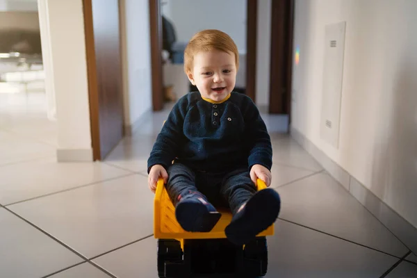 Junge Spielt Hause Mit Spielzeugauto Lebensstil — Stockfoto