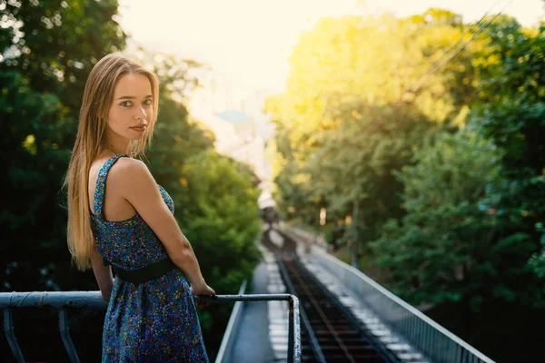 Mujer Joven Retrato Aire Libre Con Funicular Metro Fondo Estilo —  Fotos de Stock