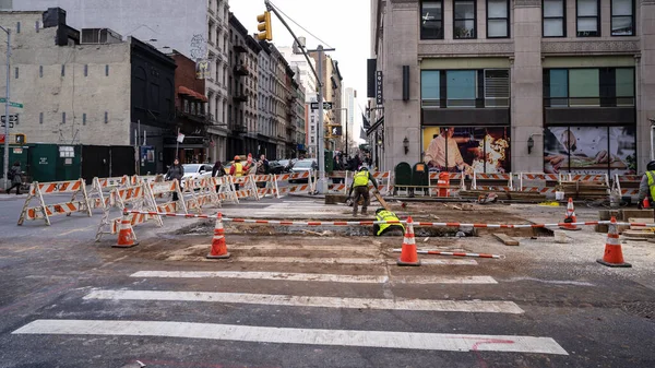 Nova Iorque Fevereiro 2020 Homens Trabalhando Rua Novo Local Construção — Fotografia de Stock