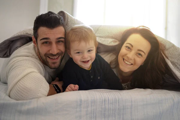 Glückliche Familie Mit Kleinen Kind Hause Auf Dem Bett Natürliche — Stockfoto