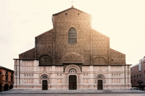ペトロニオ大聖堂と広場Maggiore人がいません イタリア ボローニャ — ストック写真