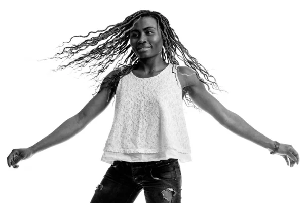Ευτυχισμένο Αφρικανικό Πορτρέτο Νεαρής Γυναίκας Στούντιο Πλεξούδες Λευκό Φόντο Ασπρόμαυρη — Φωτογραφία Αρχείου