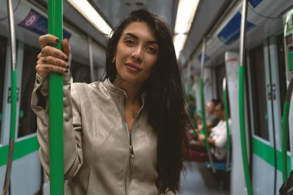 马德里地铁里年轻微笑的女子的画像 生活方式真实形象 — 图库照片