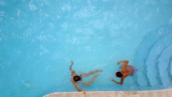 Aerial Jonge Broers Jongens Hebben Plezier Het Zwembad Met Masker — Stockfoto