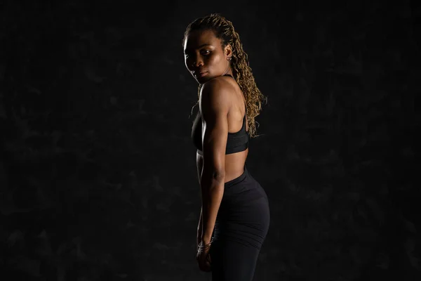 Luotettava Urheilullinen Nuori Musta Afrikkalainen Nainen Vastaan Musta Tausta — kuvapankkivalokuva