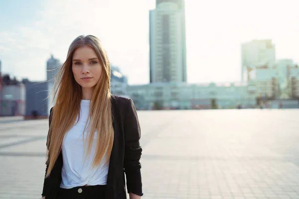 Hermosa Mujer Joven Confiada Retrato Moda Calle Kiev Ucrania —  Fotos de Stock