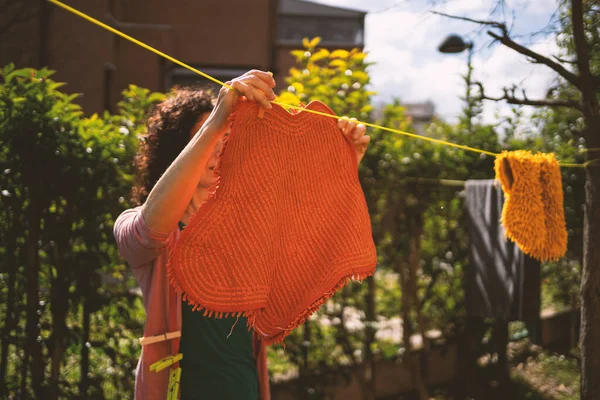 Suszone Pranie Kobieta Średnim Wieku Myje Ubrania Wieszać Pranie Zewnątrz — Zdjęcie stockowe