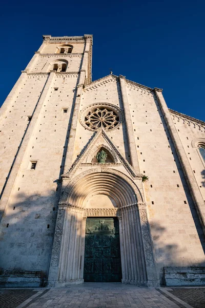 青い空に対するフェルモ大聖堂のファサード イタリアのマルケ州 — ストック写真