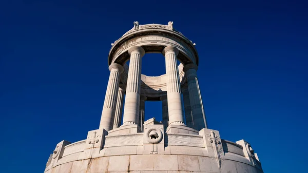 アンコナのパセットは第二次世界大戦の戦死者の記念碑であり 青空を背景にしている イタリアのマルケ州 — ストック写真