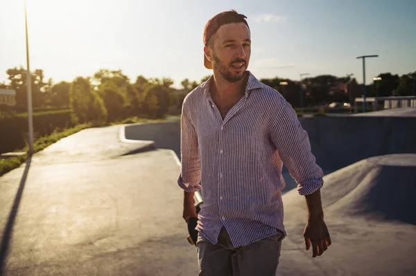 Skateboardåkare Porträtterar Skateboardparken Solnedgång Ljus Livsstil — Stockfoto