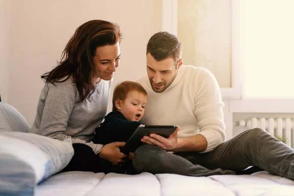 Família Com Criança Usando Tablet Casa Cama Sinalizador Natural Janela — Fotografia de Stock