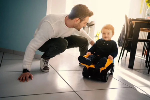 Pai Seu Filho Com Carro Brinquedo Brincando Casa Estilo Vida — Fotografia de Stock