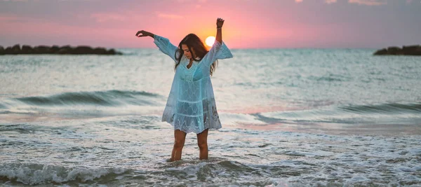 ビーチで踊る女性の肖像画 太陽の光で撮影したライフスタイル — ストック写真