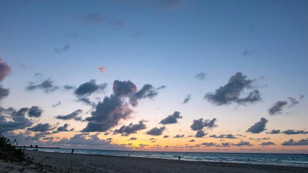 令人惊叹的全景日落与人剪影 古巴的巴拉德罗海滩 — 图库照片