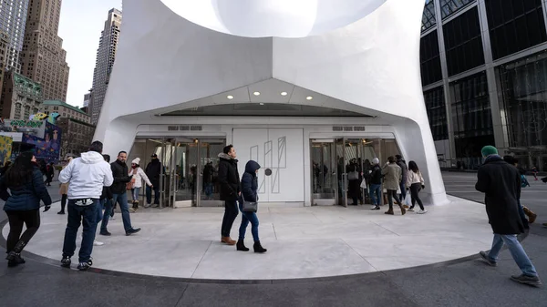 发自纽约 2020年2月1日 人们走进了世界贸易中心之路车站 Oculus 它是由建筑师和工程师圣地亚哥 卡拉特拉瓦设计的 — 图库照片