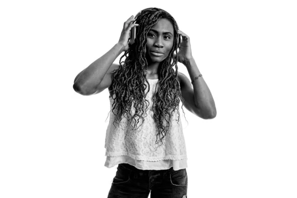 Αφρικανική Νεαρή Γυναίκα Στούντιο Πορτρέτο Πλεξούδες Ακούγοντας Μουσική Ακουστικά Λευκό — Φωτογραφία Αρχείου