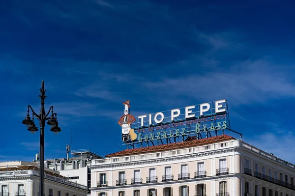 マドリード スペイン 10月2019 建物の上部にあるTio Pepe広告 ティオ Tio Pepe はシェリー酒のブランドで パロミノのブドウから作られたドライシェリー酒のフィノスタイルで最もよく知られています — ストック写真