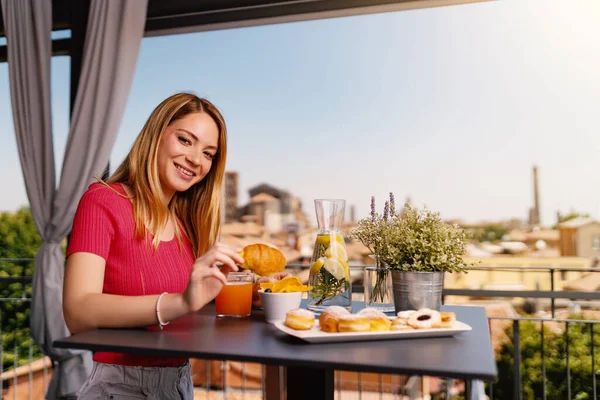 Joven Mujer Sonriente Retrato Desayunando Aire Libre Terraza Del Hotel —  Fotos de Stock