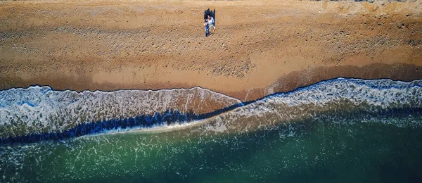 Vista Aérea Arriba Hacia Abajo Del Romántico Retrato Pareja Playa —  Fotos de Stock