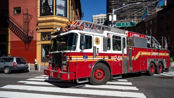 ニューヨーク 2020年2月 ニューヨーク市消防局がマンハッタンを通過するトラックを救助 Fdnyは 世界最大の複合火災およびEmsプロバイダーです — ストック写真