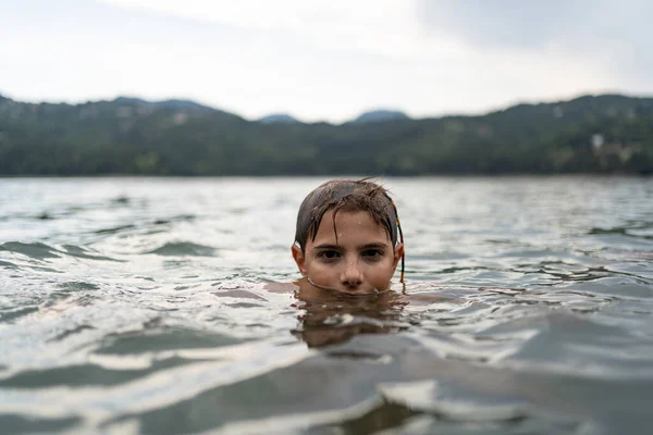 Genç Bir Çocuk Gölde Yüzüyor Yaşam Tarzı Sığ Alan Derinliği — Stok fotoğraf