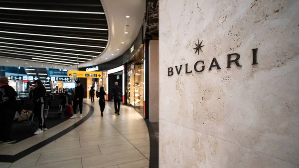 ローマ 2020年2月 フィウミチーノ空港内のブルガリ店 ブルガリは イタリアのジュエリーと高級品ブランドです — ストック写真