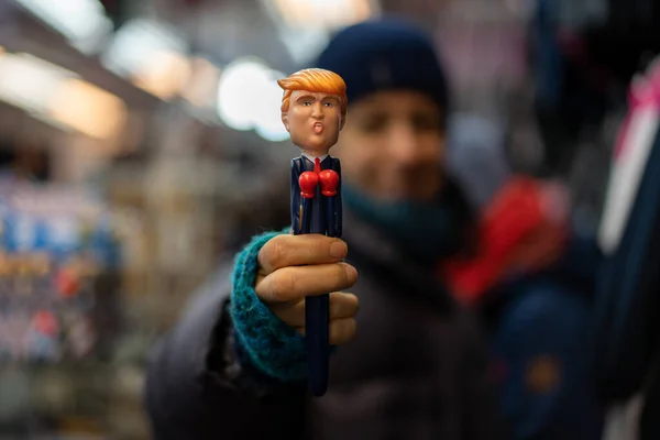 2020年2月1日 唐纳德 特朗普总统小型纪念物在市中心一家礼品店出售给游客 — 图库照片