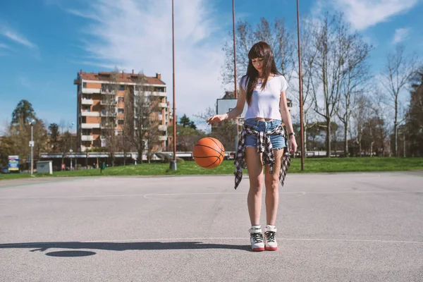 Güneşli Bir Günde Dışarıda Basketbol Topuyla Genç Sıradan Bir Kadın — Stok fotoğraf