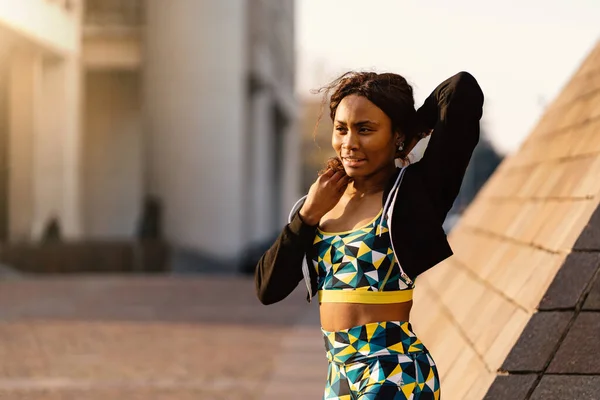Confiado Joven Negro Africano Deportivo Mujer Cerca Retrato Aire Libre —  Fotos de Stock