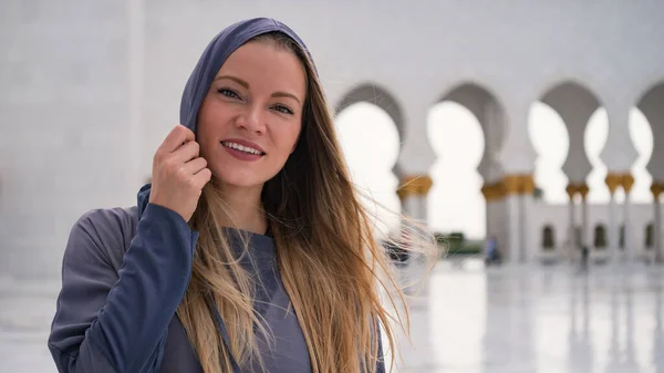 Посміхнена Жінка Закриває Портрет Традиційним Одягом Всередині Мечеті Шейха Заєда — стокове фото