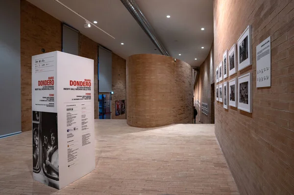 Fermo Itálie Prosinec 2019 Fotografická Výstava Maria Dondera Prostoru Terminálu — Stock fotografie