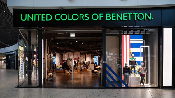 New York 2020年2月 ベネトン店の統一色 ベネトンの統一色は 国際的なイタリアの衣料品会社です — ストック写真