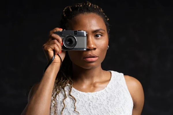 Afro Femme Noire Tenant Caméra Film Vintage Gros Plan Sur — Photo