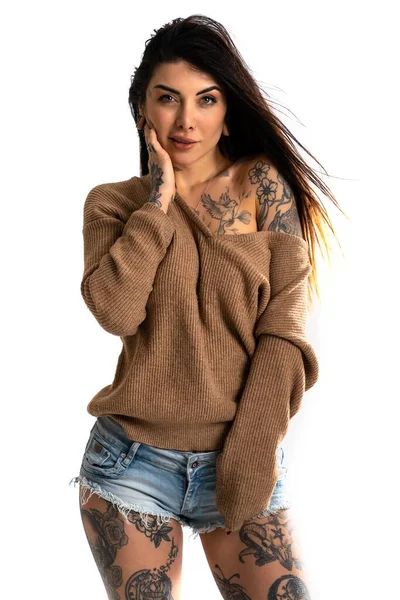 Sexy Žena Portrét Tetováním Proti Bílé Zdi Pozadí — Stock fotografie