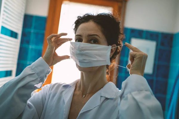 Kvinnan Bär Skyddande Ansiktsmask Mot Coronavirus Förebyggande Utrustning För Medicinsk — Stockfoto