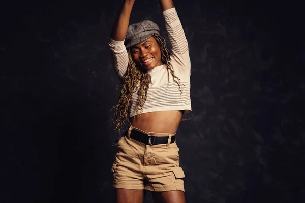 Όμορφη Χαμογελαστή Αφρικανή Μαύρη Γυναίκα Που Χορεύει Στούντιο Πορτραίτο Σκούρο — Φωτογραφία Αρχείου