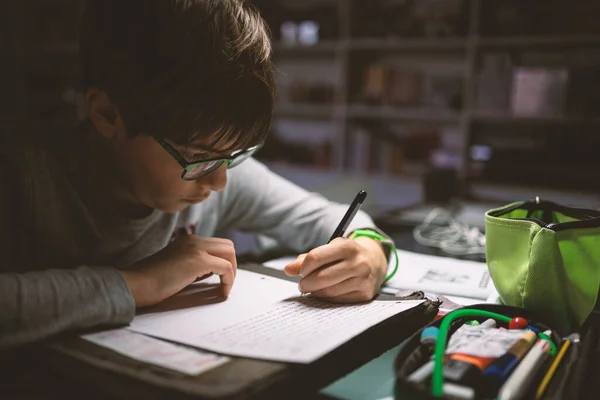 Kinderporträt Das Hause Hausaufgaben Macht Und Notizen Schreibt Gefiltertes Bild — Stockfoto