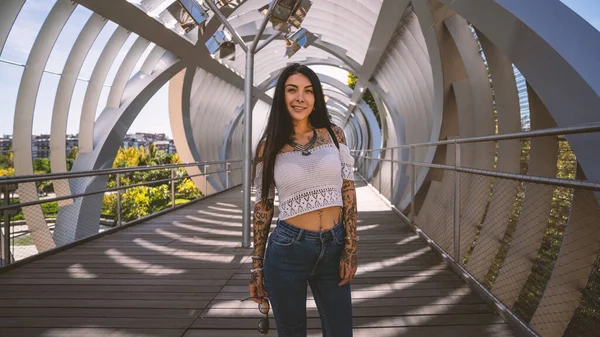 Junge Tätowierte Frauenporträt Auf Moderner Stahlbrücke Madrid Spanien — Stockfoto
