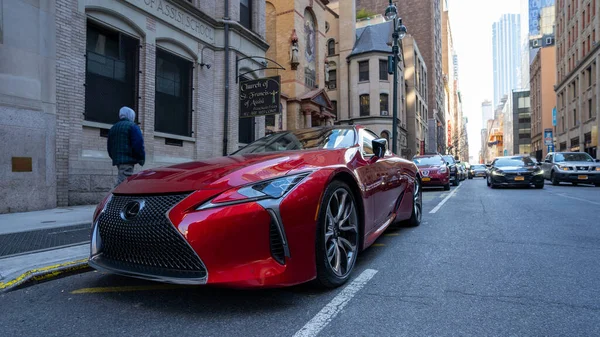 ニューヨーク 2020年2月 レクサスLc500クーペスポーツカーは マンハッタンの通りに駐車しました レクサスは 日本の自動車メーカートヨタの高級車部門です — ストック写真