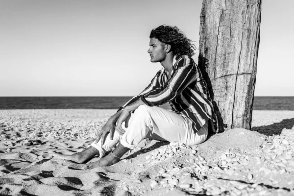 Mladý Ležérní Muž Intimní Portrét Pláži Černobílý Obrázek — Stock fotografie