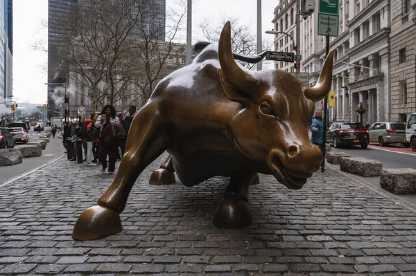 ニューヨーク 2020年2月 ロウアー マンハッタンの充電ブル それは金融の楽観主義と繁栄を表す — ストック写真