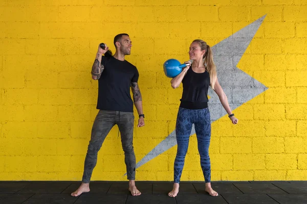 年轻的运动女子和男子肖像画在健身房锻炼 积极生活方式的概念 — 图库照片