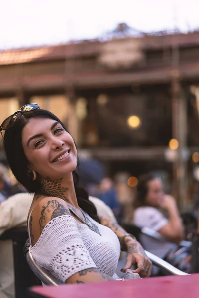 Joven Sonrisa Mujer Feliz Retrato Aire Libre Café Estilo Vida — Foto de Stock