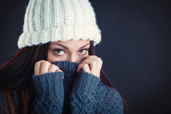 Schöne Junge Frau Mit Wollmütze Und Pullover Vor Dunklem Hintergrund — Stockfoto