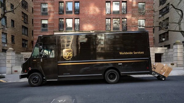 ニューヨーク 2020年2月 Upsバンはニューヨーク市の通りに駐車しました Upsは世界最大のパッケージ配送会社の1つです — ストック写真